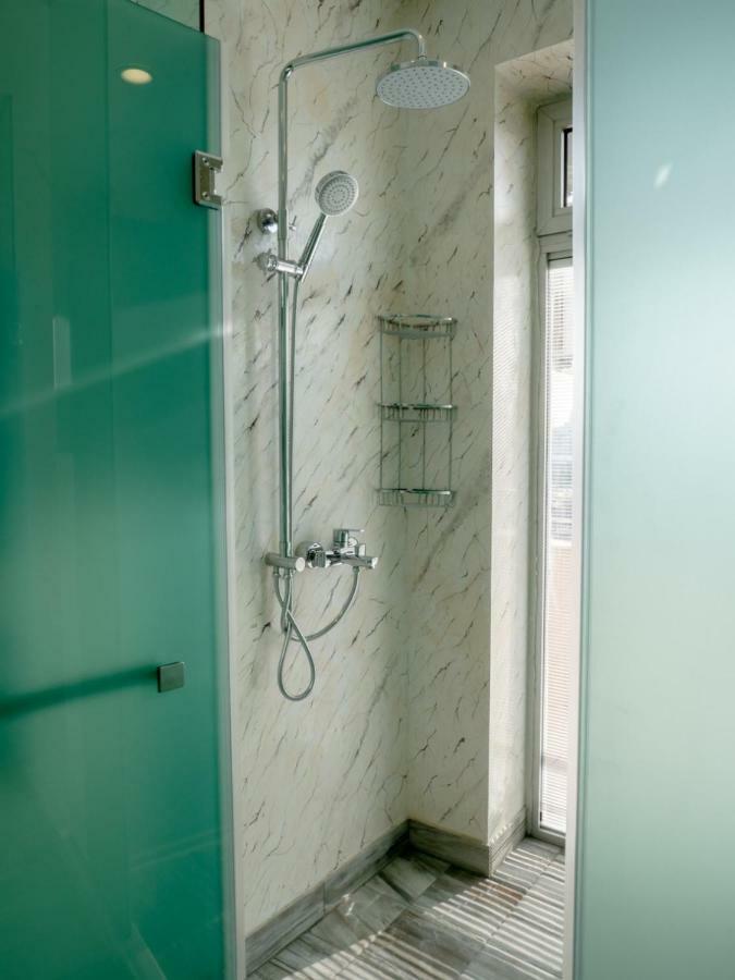 Boulevard Side Apartment *